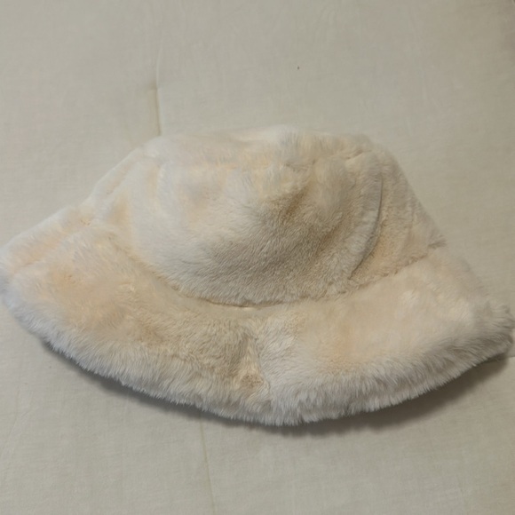 NWOT Zara Fuzzy Adjustable Bucket Hat in Cream OS - Picture 10 of 12